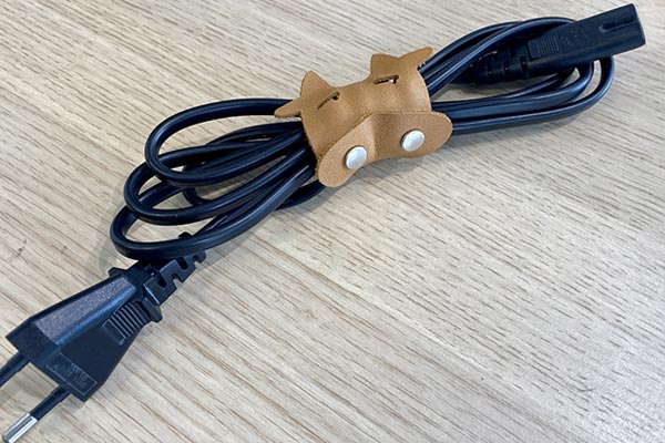 Couture d'un range cordon en similicuir