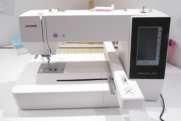Design compact et fonctionnel de la machine à broder Janome MC500e