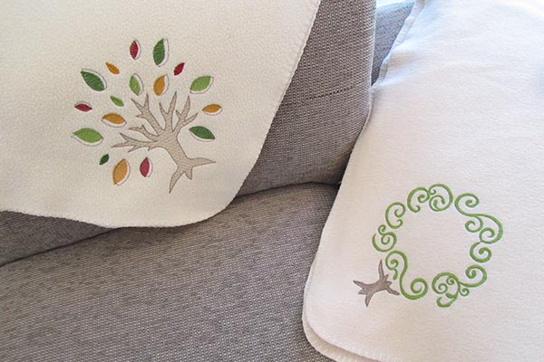 Motifs brodés sur une couverture avec la Janome MC500e