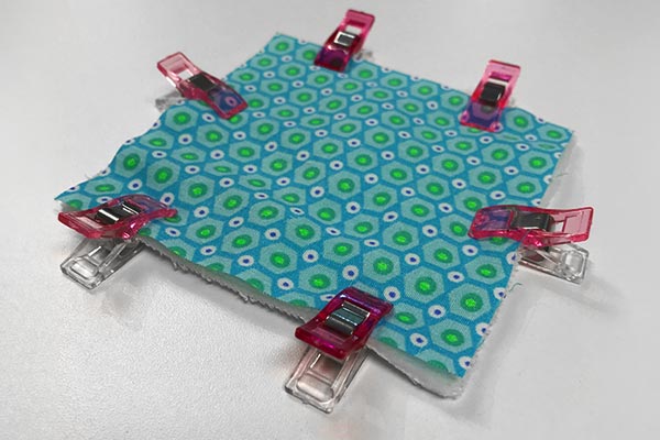 Assemblage des tissus avec des pinces pour la couture de lingettes