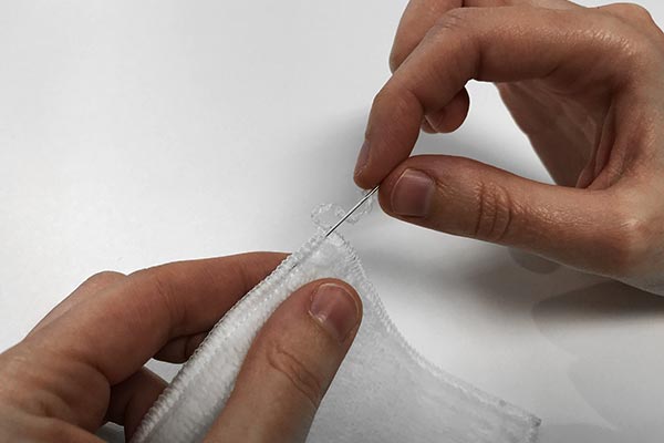 Renter les chaînettes lors de la couture de lingette à la surjeteuse