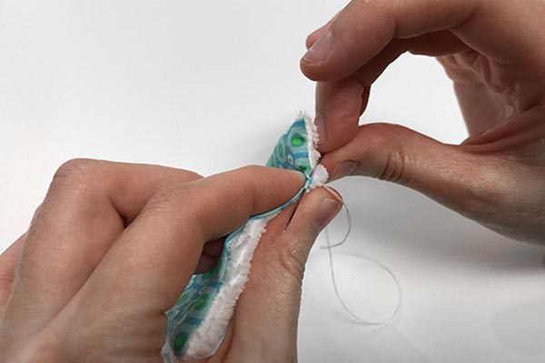 Finition de la couture de la lingette démaquillante