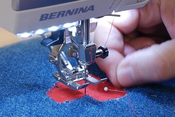 Coudre le renfort pour recoudre le trou