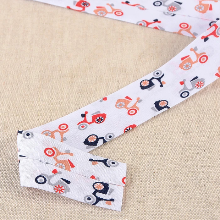 Biais plié blanc à mobylettes rouge et gris 27mm /m Biais plié blanc à mobylettes rouge et gris 27mm /m